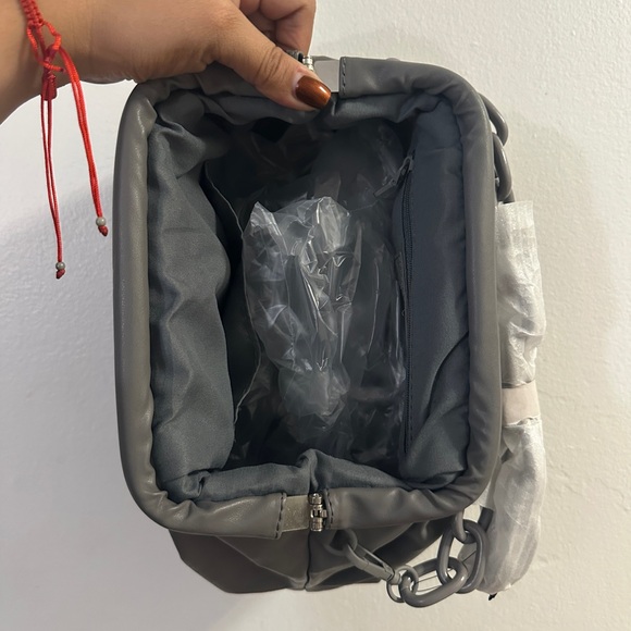 👜NWT BADGLEY MISCHKA GREY WRAPPED FRAME CLUTCH WITH CHAIN STRAP - Picture 3 of 7